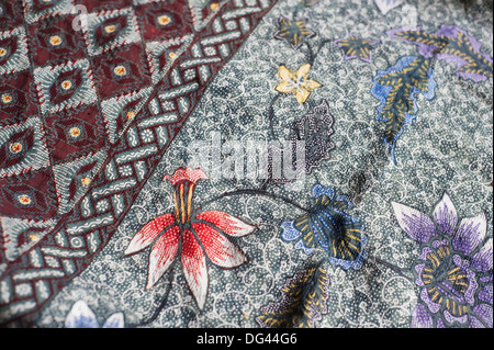 Aufwändige Batik Wachs widerstehen Blumenmuster auf traditionelle Javanese Sarong, Pekalongan, Java, Indonesien, Südostasien, Asien Stockfoto