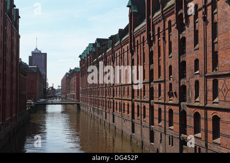 Aus rotem Backstein Lager mit Blick auf einen Kanal im Stadtteil Speicherstadt, einst einen zollfreien Hafen in Hamburg, Deutschland, Europa Stockfoto