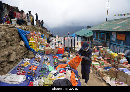 Marktstände in Namche Bazar, Nepal, Asien Stockfoto