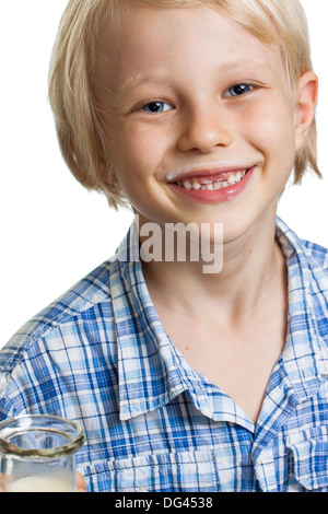 Nahaufnahme eines glücklichen niedlichen Jungen mit Milch Schnurrbart Blick in die Kamera. Isoliert auf weiss. Stockfoto