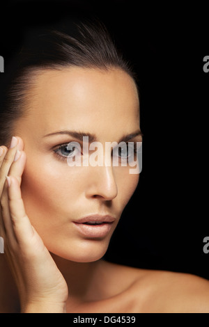 Closeup Portrait schöne junge weibliche Modell Wegsehen. Schöne Frau mit gesunder Haut auf schwarzem Hintergrund isoliert Stockfoto