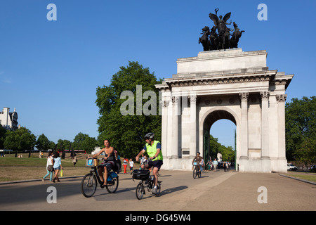 Radfahrer unter Wellington Arch, Hyde Park Corner, London, England, Vereinigtes Königreich, Europa Stockfoto