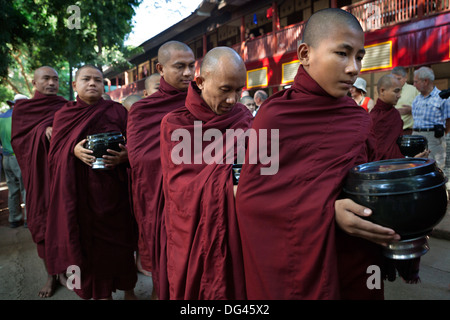 Buddhistische Mönche, die Schlange, um Spenden von Reis für Mittagessen, Mahar Gandar Yone Kloster, Mandalay, Myanmar (Burma), Asien Stockfoto