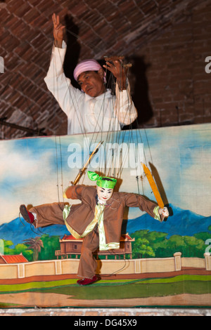 Traditionelles Puppenspiel am Nanda Restaurant, Bagan, zentralen Myanmar, Myanmar (Burma), Asien Stockfoto