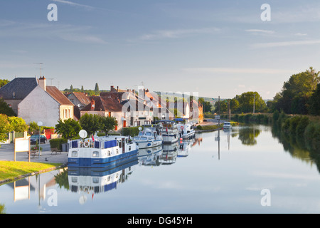 Der Canal Lateral ein La Loire und dem Dorf von Menetreol Sous Sancerre, Cher, Centre, Frankreich, Europa Stockfoto