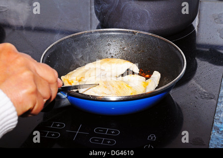 Zum Anbraten Hähnchenfilets. Stockfoto