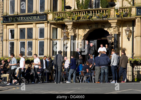 Menschen Sie trinkendes außerhalb beliebtes Pub am Samstagnachmittag, The Alexandra, Aussicht auf Ort, Harrogate, North Yorkshire, England, UK Stockfoto