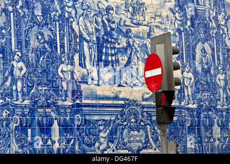 Kein Eintrag Zeichen vor blauen Azulejo-Fliesen für Wand der Capela Das Almas, Stadtzentrum, Porto, Portugal Stockfoto