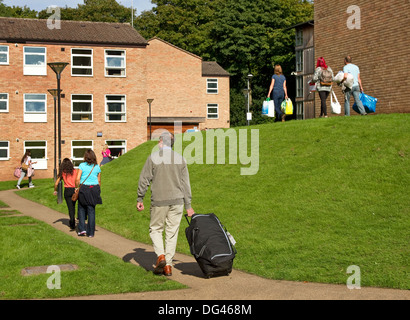 Eltern, die frischer Schüler einziehen Halls of Residence, Vale, University of Birmingham, UK Stockfoto