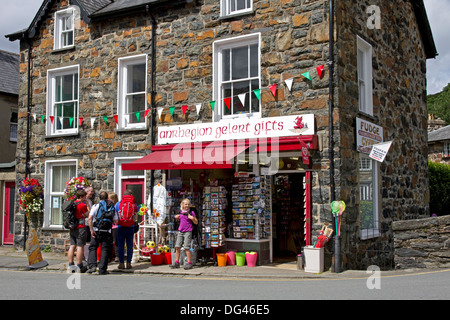 Wanderer außerhalb Tourist / Geschenke Shop, Beddgelert, Snowdonia, Gwynedd, Nordwales, UK Stockfoto