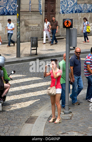 Junge Frau fotografieren, Stadtzentrum, Porto, Portugal Stockfoto