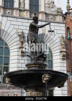 Danzig, Polen. 12. August 2013. Neptun-Brunnen und Arthurs Hof in Danzig, Polen, 12. August 2013. Foto: Beate Schleep/Dpa/Alamy Live News Stockfoto