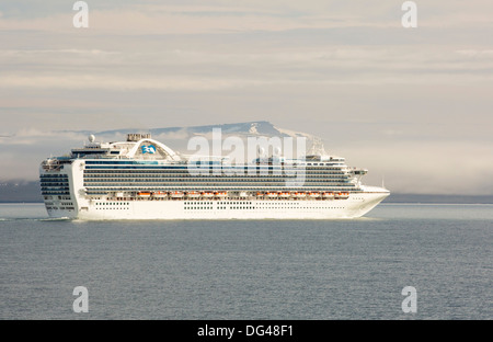 Eine massive touristische Kreuzfahrtschiff in Longyearbyen, Svalbard, Spitzbergen. Stockfoto