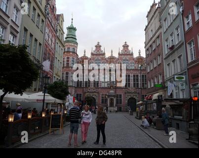 Danzig, Polen. 10. August 2013. Piwna Strasse mit großen Zeughaus in Danzig, Polen, 10. August 2013. Foto: Beate Schleep/Dpa/Alamy Live News Stockfoto