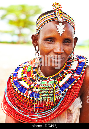 Afrika, KENYA, SAMBURU, NOVEMBER 8: Porträt von Samburu Trägerin traditionelle handgefertigte Accessoires Stockfoto