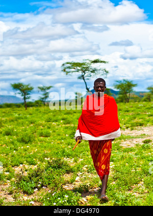Afrika, Kenia - NOVEMBER 8: Porträt eines afrikanischen Stammes Menschen, Wandern in Stammes-Dorf in der Nähe von Masai Mara National Park Reserve Stockfoto