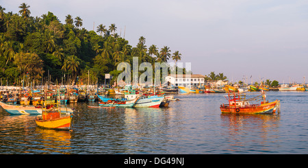 Alten kommerziellen Fischerboote im Hafen von Mirissa, South Coast von Sri Lanka, Asien Stockfoto