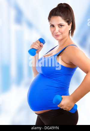 Portrait der niedliche Brünette schwangere machen Fitness im Gymnasium, sportlichen Lebensstil, Gesundheitswesen, glückliche und gesunde Schwangerschaft Stockfoto