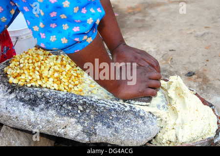 Tarahumara Frau Mais, traditionelle Stein Mais Mühle namens Ka, Schleifen ist eine tägliche Routine bei der Herstellung von Tortillas. Stockfoto