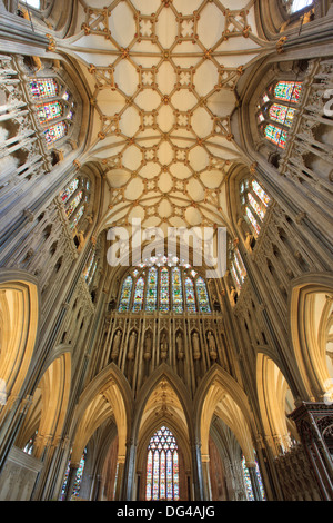 Weitwinkel Blick hinauf zur Decke, Bögen, kunstvoll geschnitzten Figuren und Glasmalerei in Wells Cathedral in Somerset, Großbritannien Stockfoto