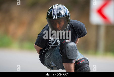 Skateboard Longboard junger Mann training auf öffentlicher Straße bergab, Nahaufnahme Stockfoto