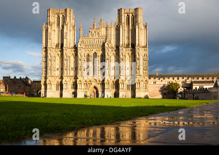 Die Westfassade des Wells Cathedral in Wells, Somerset, UK. Stockfoto