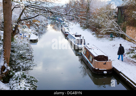 Sicht der Person vorbeigehen schmale Boote vertäut an der Kennet und Avon Kanal im Stadtzentrum von Bad im Winter 2010 Stockfoto