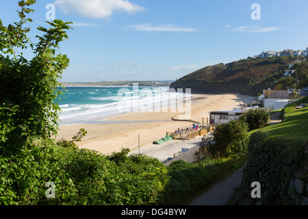 South West Coast Path Carbis Bay Cornwall England in der Nähe von St Ives mit Sandstrand und blauer Himmel an einem schönen sonnigen Tag Stockfoto