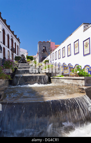 Keramische Bänke von der Wasser-Treppe, Paseo de Canarias, Firgas, Gran Canaria, Kanarische Inseln, Spanien, Europa Stockfoto