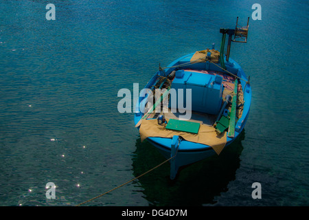 kleine blaue Meer Fischerboot vor Anker bis die von ASSOS in Kefalonia Griechenland Stockfoto