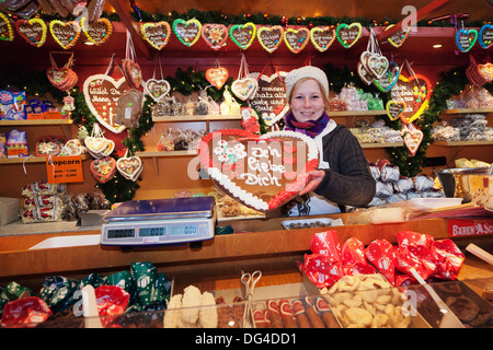 Stall verkauft Lebkuchenherzen auf dem Weihnachtsmarkt, Esslingen am Neckar, Baden-Württemberg, Deutschland, Europa Stockfoto