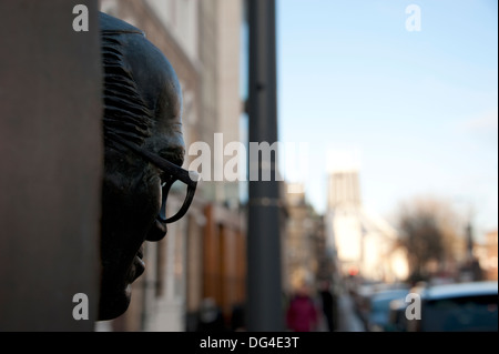 Bischof David Sheppard Erzbischof Derek Worlock Statuen Liverpool Merseyside UK Stockfoto