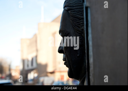 Bischof David Sheppard Erzbischof Derek Worlock Statuen Liverpool Merseyside UK Stockfoto