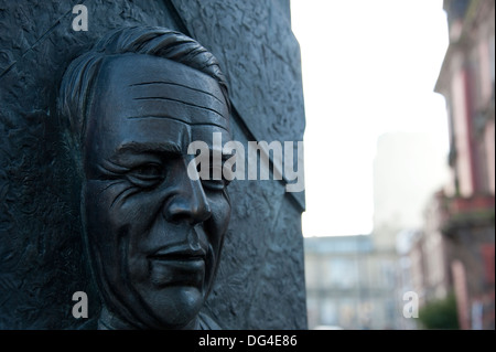 Bischof David Sheppard Erzbischof Derek Worlock Statuen Liverpool Merseyside UK Stockfoto