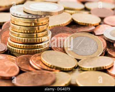 Ein Bündel von verschiedenen Euro-Münzen und Cent Stockfoto