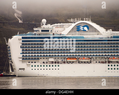 Ein riesiges Kreuzfahrtschiff in Longyearbyen, Svalbard, Spitzbergen. Stockfoto