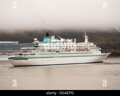 Ein riesiges Kreuzfahrtschiff in Longyearbyen, Svalbard, Spitzbergen. Stockfoto