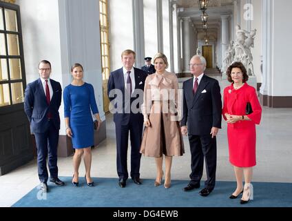 Stockholm, Schweden. 14. Oktober 2013. König Willem-Alexander und Maxima der Königin von The Netherlands (C) Queen Silvia (R), König Carl Gustaf und Kronprinzessin Victoria und Prinz Daniel (L) im königlichen Palast in Stockholm, Schweden, 14. Oktober 2013 begrüßen. Das niederländische Königspaar ist auf einer Tour durch Europa, um sich als neuen König und die Königin vorstellen. Foto: RPE / Albert Nieboer/Pool/Dpa/Alamy Live-Nachrichten Stockfoto