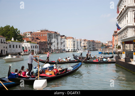 Eine Gondel Marmelade oder Gondolieri Touristen für einen Festpreis-Fahrt und wetteifern miteinander um ein Stück der Wasserstraße (Venedig). Stockfoto