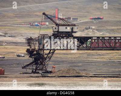 Ein Kohle Transport Liftsystem, die Kohle aus nahe gelegenen Minen auf Schiffe im Hafen von Longyearbyen auf Spitzbergen lädt. Stockfoto