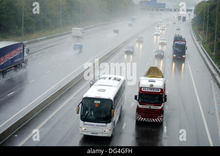 Nottinghamshire,UK.14th Oktober 2013.Heavy Regen weiterhin für mehr als drei Tage in den Osten Midlands.Driving Bedingungen fallen sind auf der M1 Autobahn in der Nähe von j27---j28 Regen verursacht Spray und schlechter Sicht äußerst gefährlich. Bildnachweis: Ian Francis/Alamy Live-Nachrichten Stockfoto