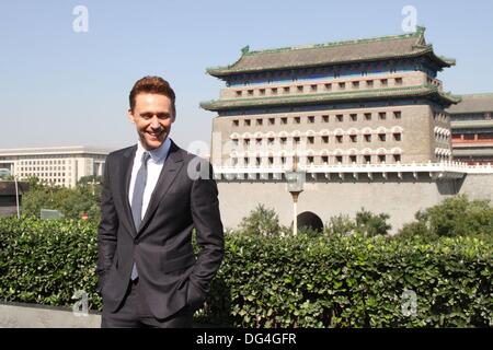 Peking, China. 11. Oktober 2013. Britischer Schauspieler Tom Hiddleston übernimmt Freitag, 11. Oktober 2013 Foto vor Qian Men in Peking, China. © TopPhoto/Alamy Live-Nachrichten Stockfoto