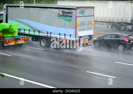 Nottinghamshire,UK.14th Oktober 2013.Heavy Regen weiterhin für mehr als drei Tage in den Osten Midlands.Driving Bedingungen fallen sind auf der M1 Autobahn in der Nähe von j27---j28 Regen verursacht Spray und schlechter Sicht äußerst gefährlich. Bildnachweis: Ian Francis/Alamy Live-Nachrichten Stockfoto