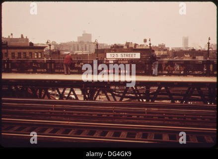 Der erhöhte Bahnsteig der 125th Street in New York City ist ein wichtiger Verkehrsknotenpunkt im Stadtteil Harlem und bietet Zugang zum U-Bahn-Netz. Stockfoto