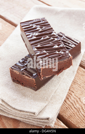 Köstliche Schokolade auf rustikale Stoff Stockfoto