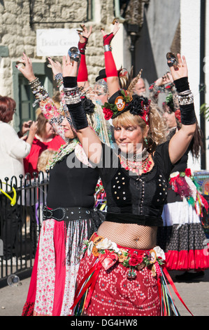 Vier hundert Rosen tribal Bauchtänzerinnen in Otley Folk Festival 2013, England UK Stockfoto