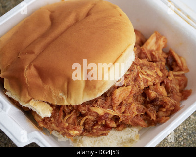 Pork Sandwich auf einem Brötchen gezogen Stockfoto