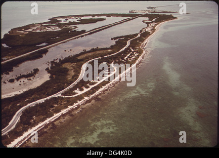 Diese Luftaufnahme zeigt den State Park auf Long Key, der sich zwischen Key Largo und Key West befindet. Das Foto zeigt einen Teil des Overseas Highway und die umliegende Landschaft. Stockfoto