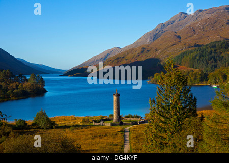 Glenfinnan Monument, mit Loch Linnhe im Hintergrund, Lochaber, Schottland, UK Stockfoto