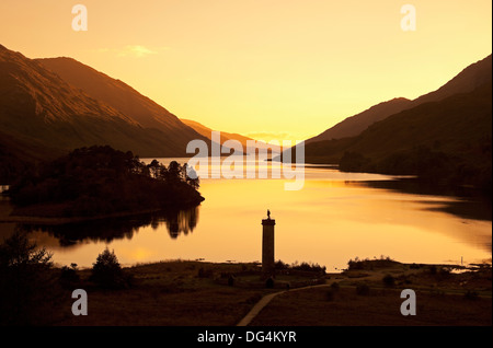 Glenfinnan Monument, Sonnenuntergang mit Loch Shiel in Hintergrund, Lochaber, Schottland, Großbritannien Stockfoto